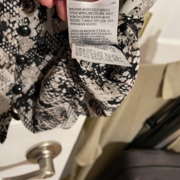 INC International Concepts Petite Medium Short Sleeved V-Neck Button Down Shirt - Picture 7 of 7